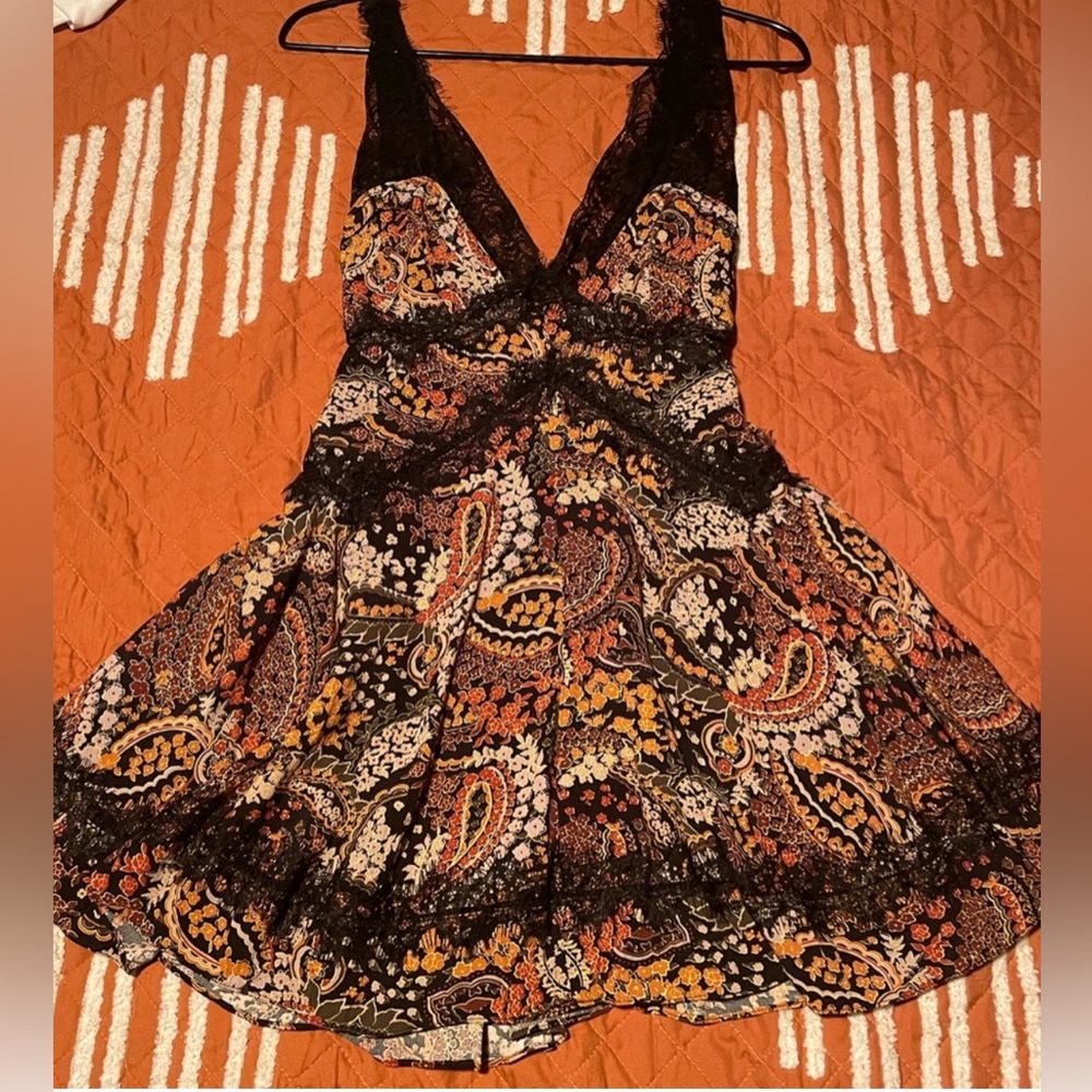 Tiffany Lace Minidress from Urban Outfitters, Large, in Excellent Condition - Picture 4 of 4